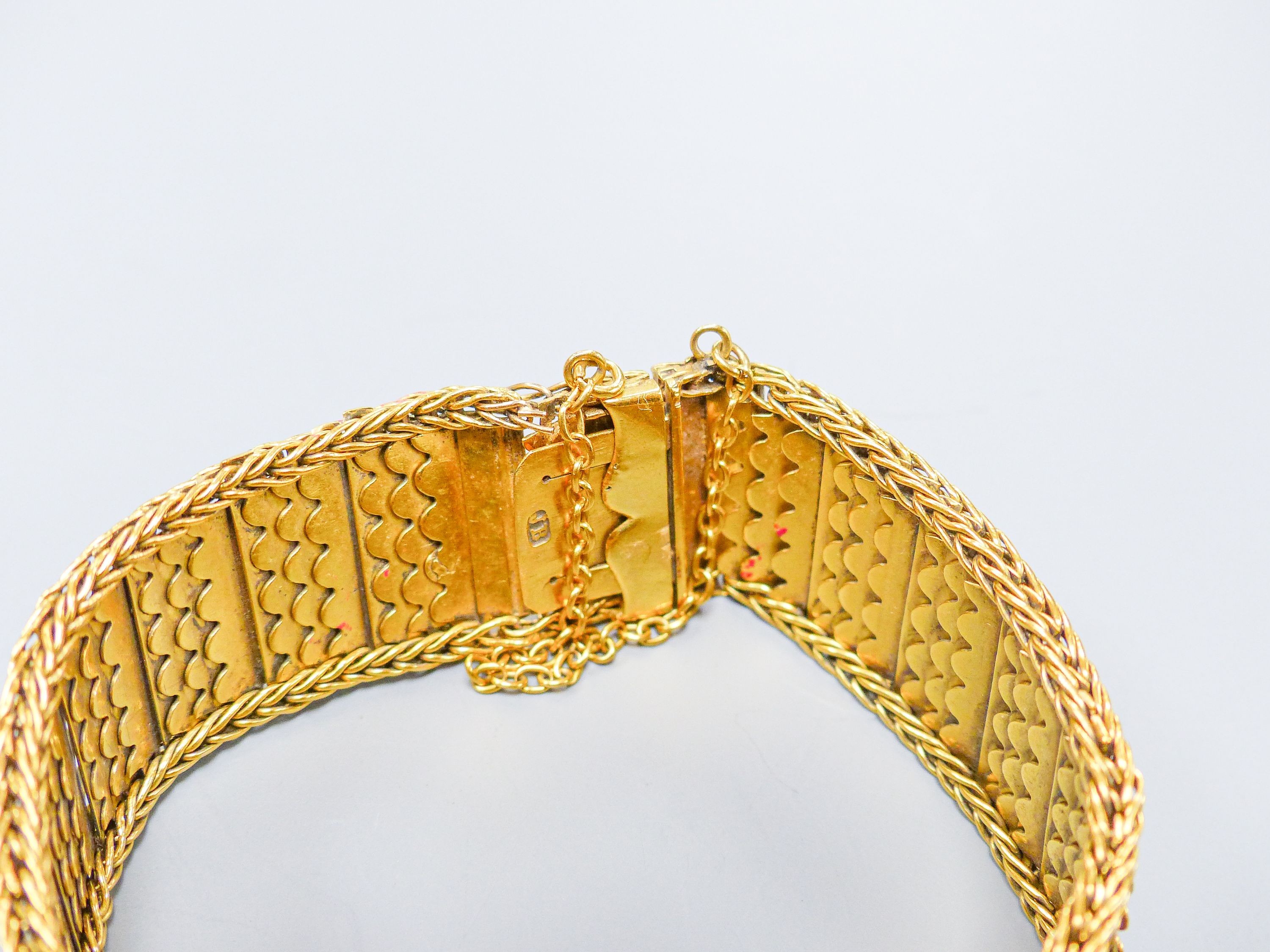 A yellow metal 'scale' link bracelet, approx. 16.5cm, 39.6 grams.